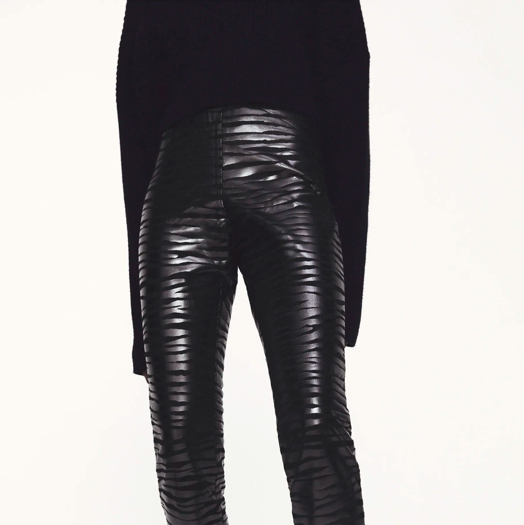 Los leggings negros de vestir efecto fiel curvados llegan a Zara