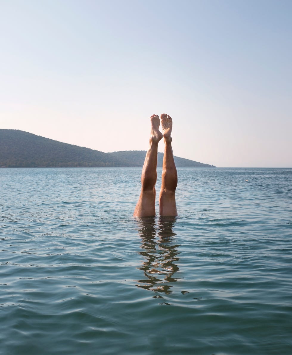 mujer bañándose en un lago