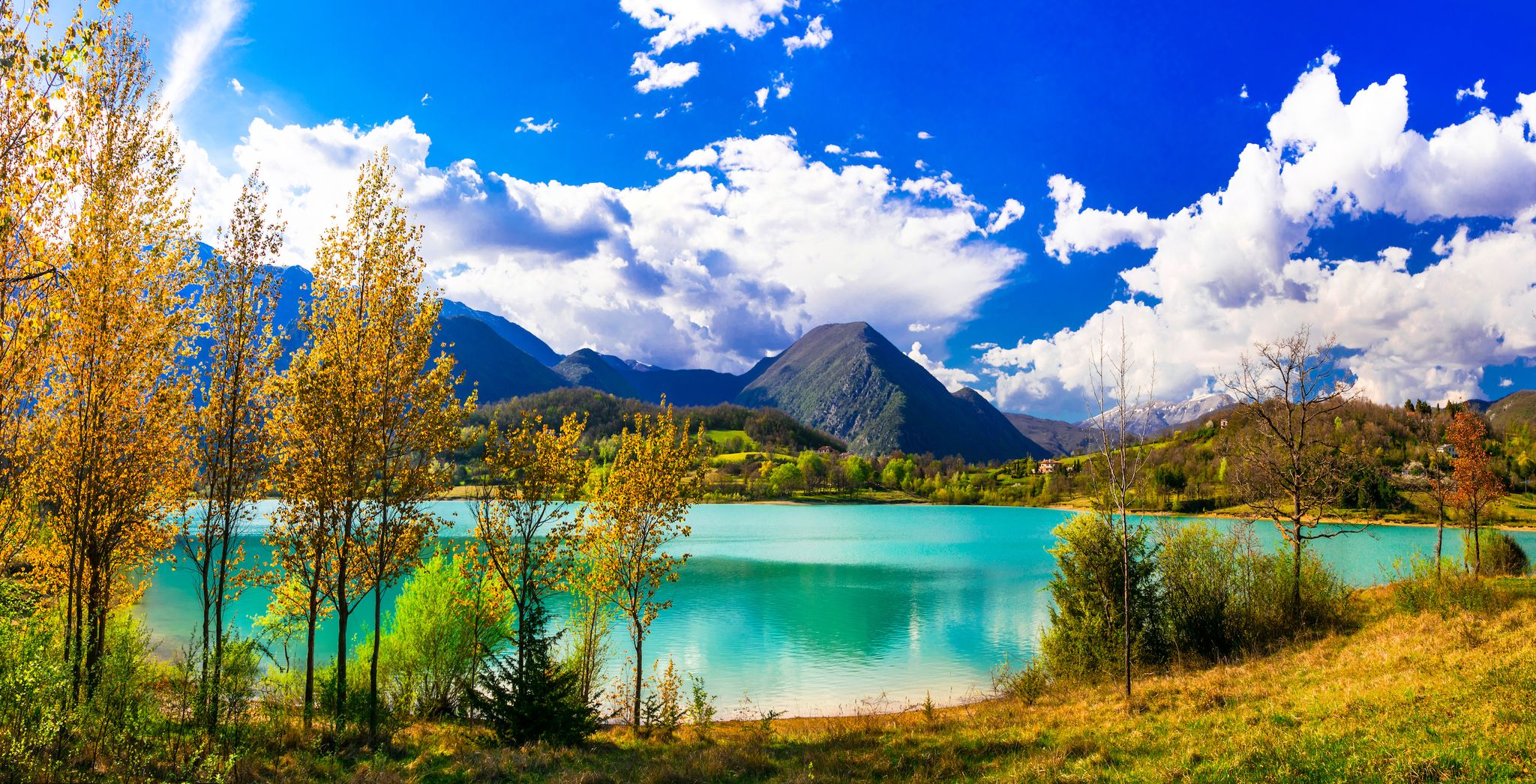 Beautiful autumn landscape with turquoise lake Lago di Castel San Vincenzo in Molise, Italy