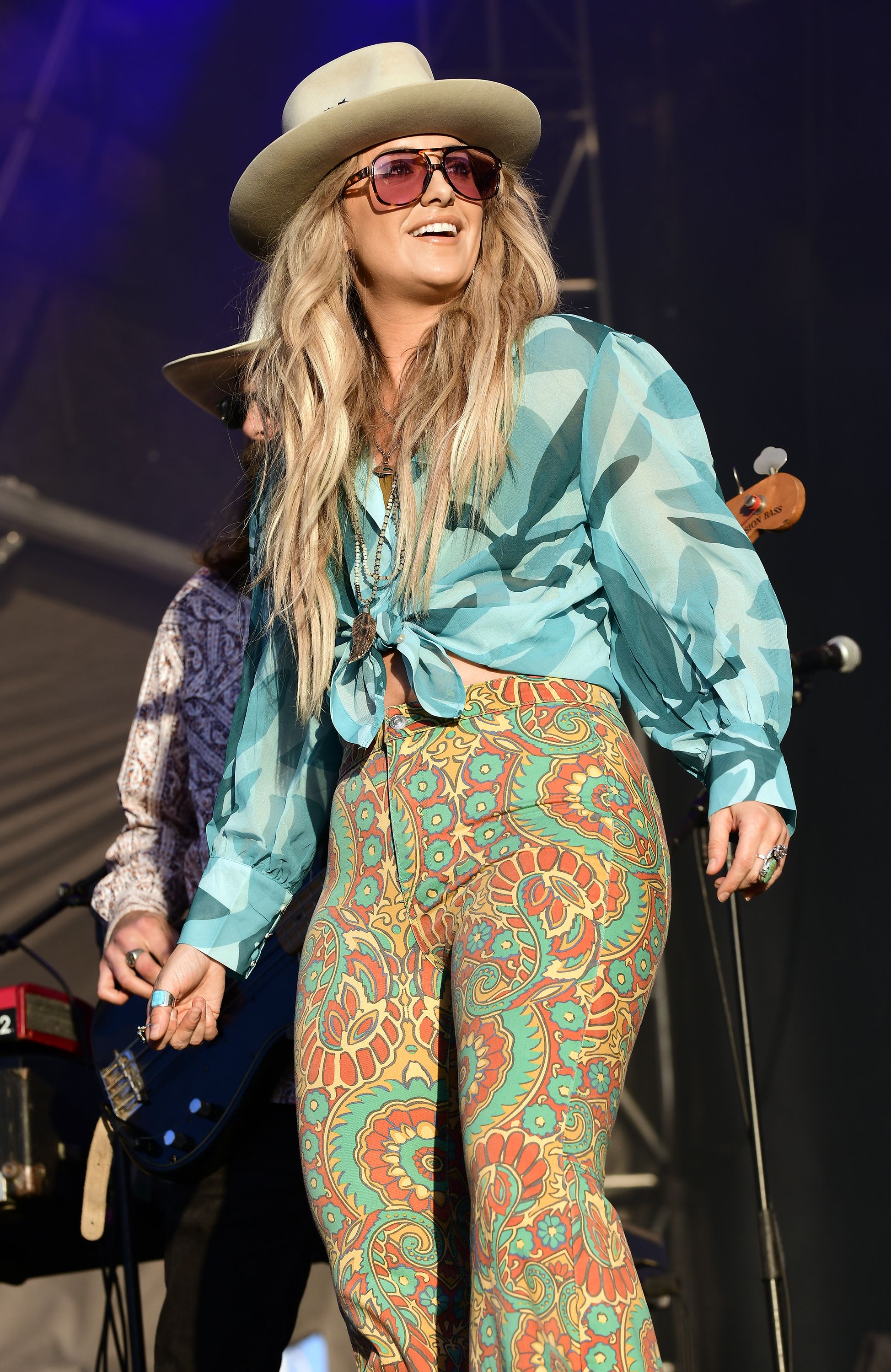 See Lainey Wilson Stun on Stage in a Crop Top and Bell Bottoms