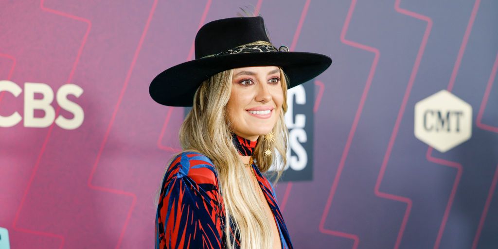 See Yellowstone Star Lainey Wilson Shut Down The Cmt Awards In Super Low Cut Jumpsuit 