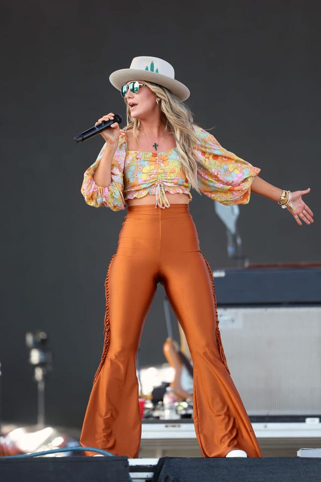 Yellowtone Star Lainey Wilson Shut Down The Stage In A Fringed Crop