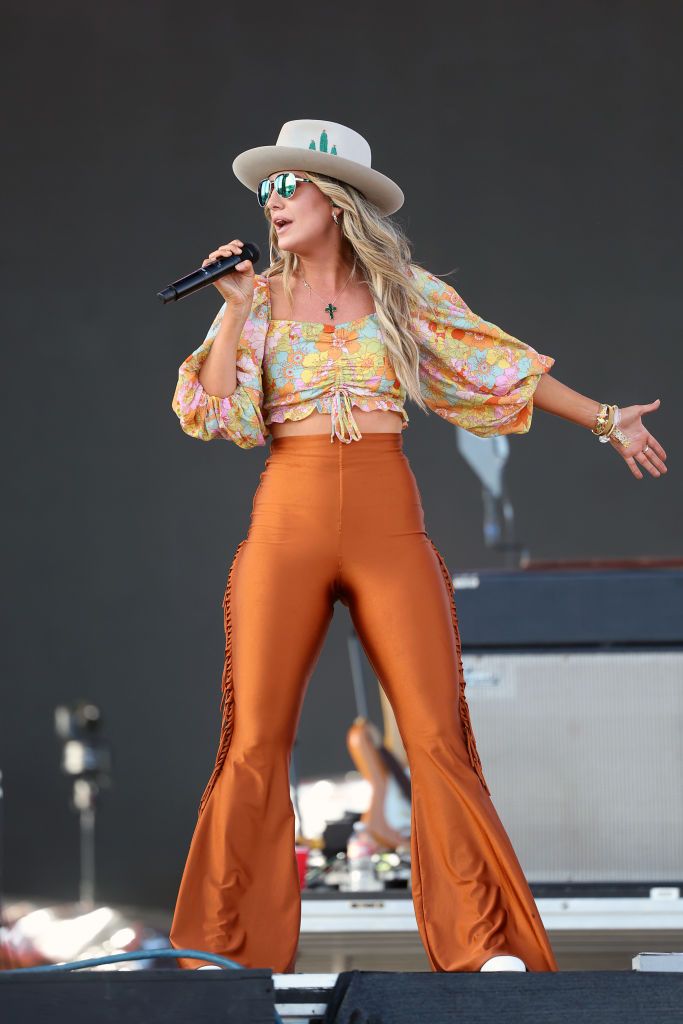 'Yellowtone' Star Lainey Wilson Shut Down the Stage in a Fringed Crop