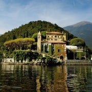 https://i.natgeofe.com/n/5aeb03fe-a20b-4812-a14e-c7a92ac03b91/lake-como-italy-2.jpg Villa del Balbianello kijkt uit over het Comomeer in Itali en ligt op de punt van het schiereiland Lavedo Het deed dienst als Naboo inStar Wars Episode IIAttack of the ClonesOntdek verschillende andere bestemmingen over de hele wereld die je kunt bezoeken als Star Warsfan