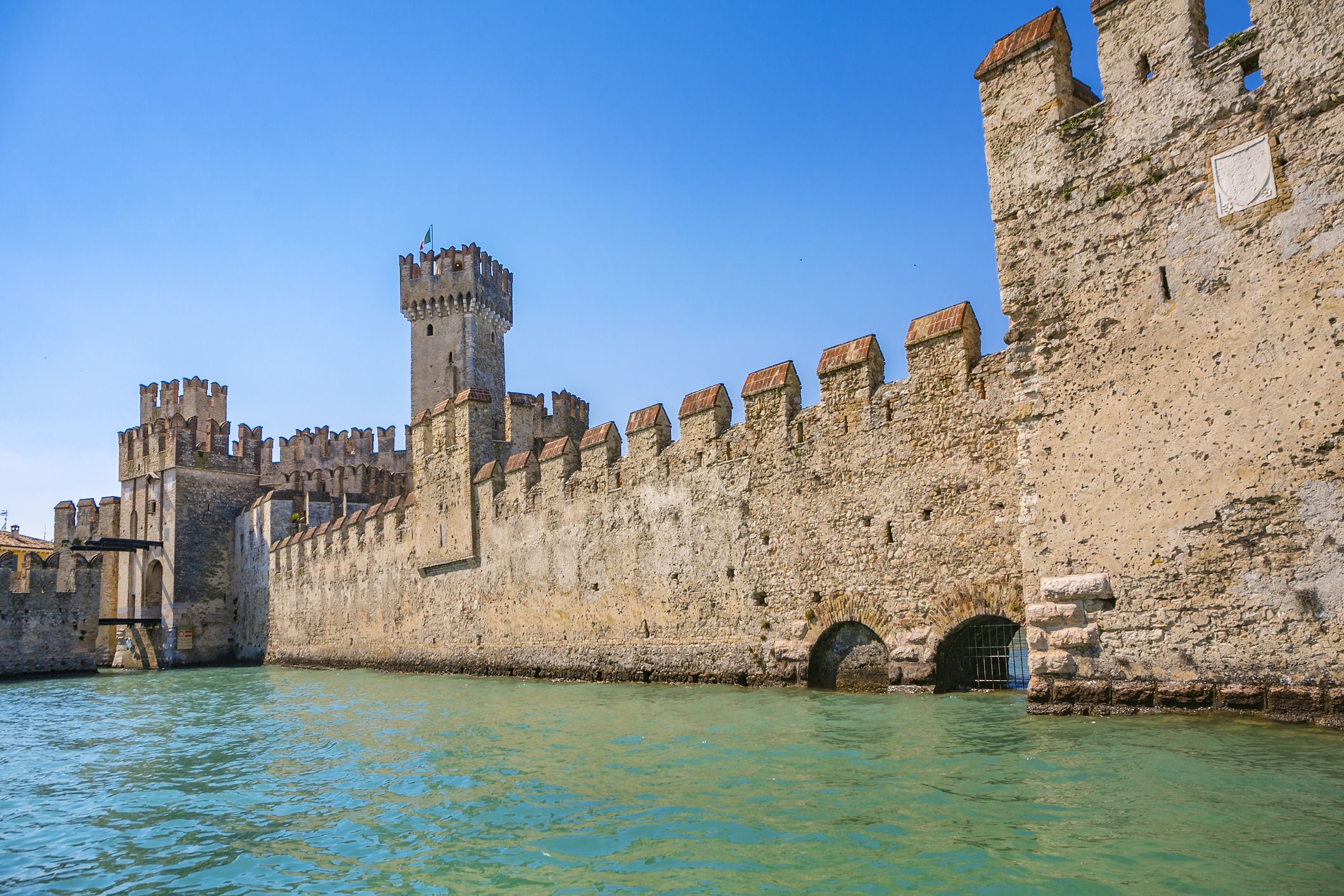 Alla Scoperta Del Castello Scaligero Di Sirmione | Elle Decor