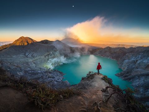 Een extreem zuur kratermeer op de top van de vulkaan Kawah Ijen in het oosten van het Indonesische eiland Java glanst in bleekblauw aquamarijn Op een rondleiding vr zonsopgang onder leiding van een gids gasmasker verplicht kun je hier adembenemend blauwe vlammen en lava zien gloeien Het is een van de mooiste vulkanen die ik ooit heb gezien zegt Your Shotfotograaf Sherwin Magsino