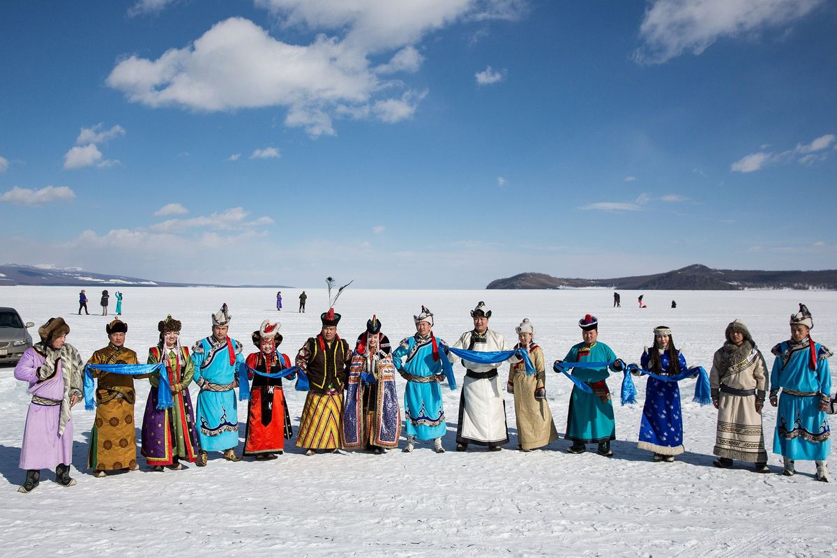 Festivalgangers zijn uitgedost in de traditionele klederdrachten van de 21 verschillende provincies of ajmags van Mongoli
