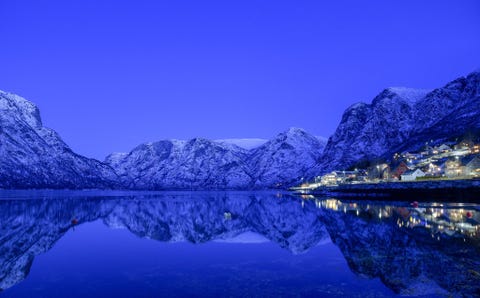 We stonden s ochtends vroeg op om naar de fjord te gaan en fotos te maken van het ochtendgloren in de bergen en de weerspiegeling ervan op het heldere water
