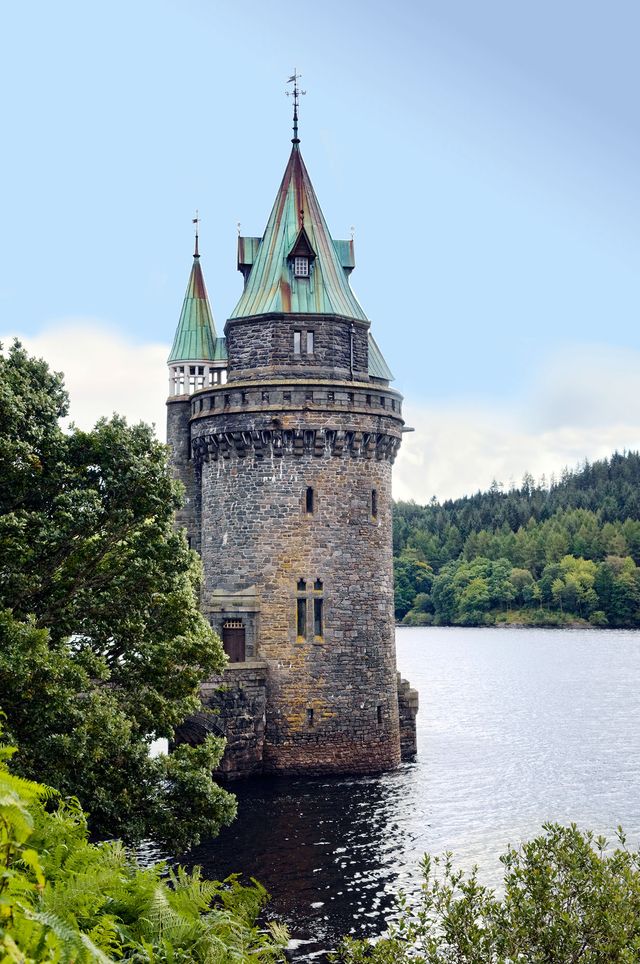 Landmark, Waterway, Water castle, Castle, Architecture, Château, Water, Building, River, Moat, 