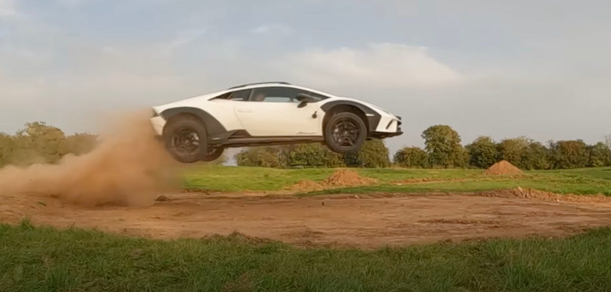 This Lamborghini Huracán Sterrato flies without wings in this video