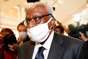 el expresidente de world athletics lamine diack en su llegada a la corte de justicia de parís con una mascarilla tapando su boca