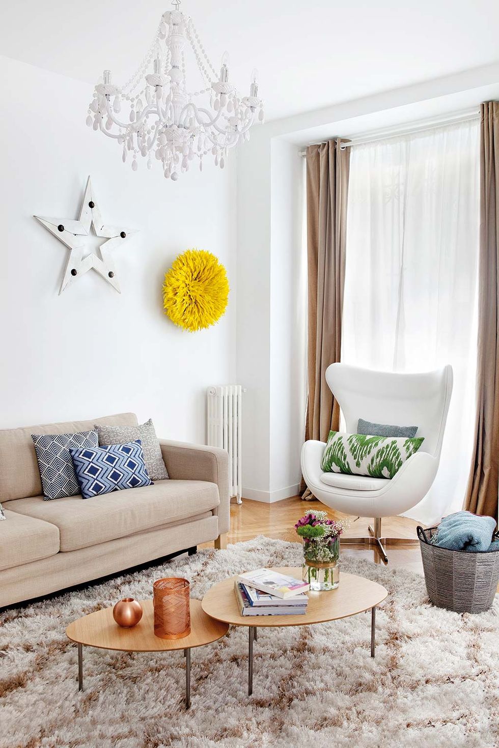 4 consejos para decorar las paredes detrás de tu sofá