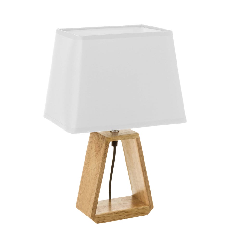 lámpara con pie de madera en triángulo