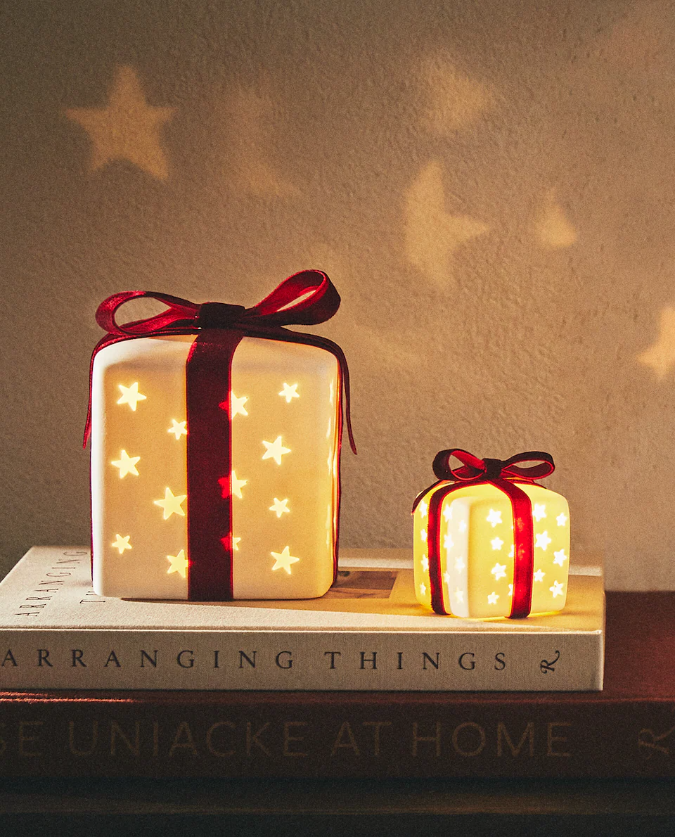 cajas de regalo con lazo rojo que emiten luz para decorar en navidad