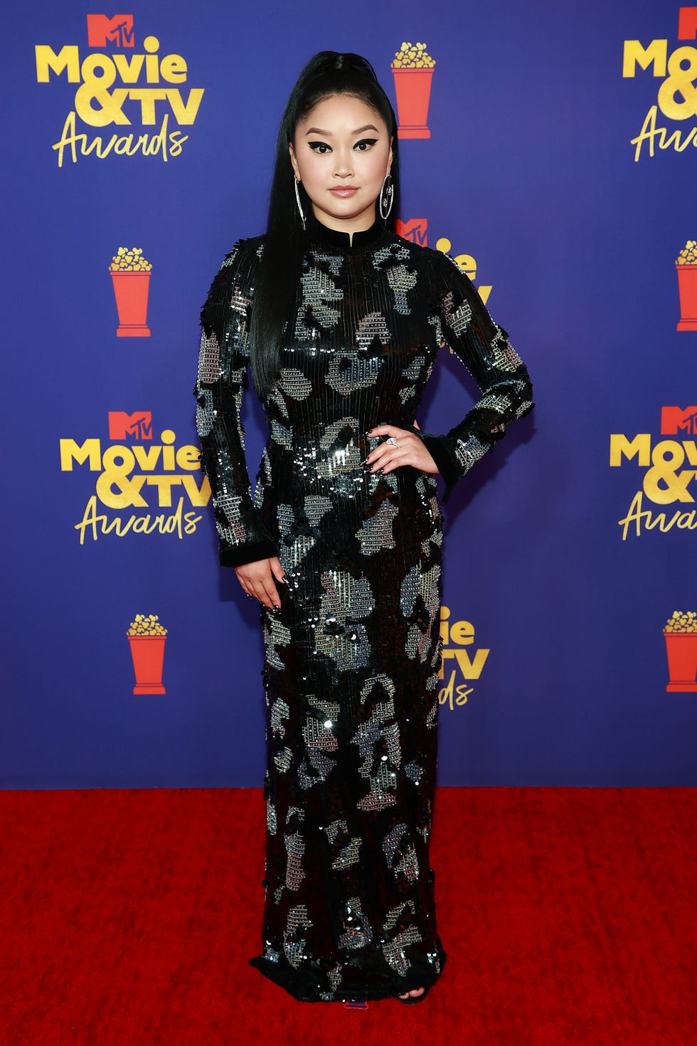 lana condor wears a sleek ponytail and black gown at an mtv movie event, the perfect wedding guest hairstyle