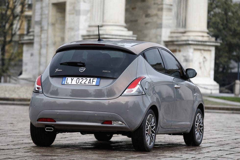 El Lancia Ypsilon se pasea por Milán: personalidad propia con