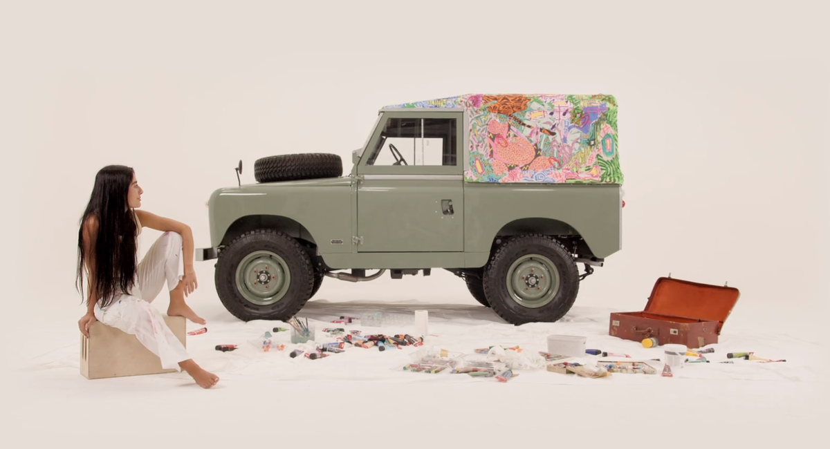 Um Land Rover 1966 cheio de verde e cor