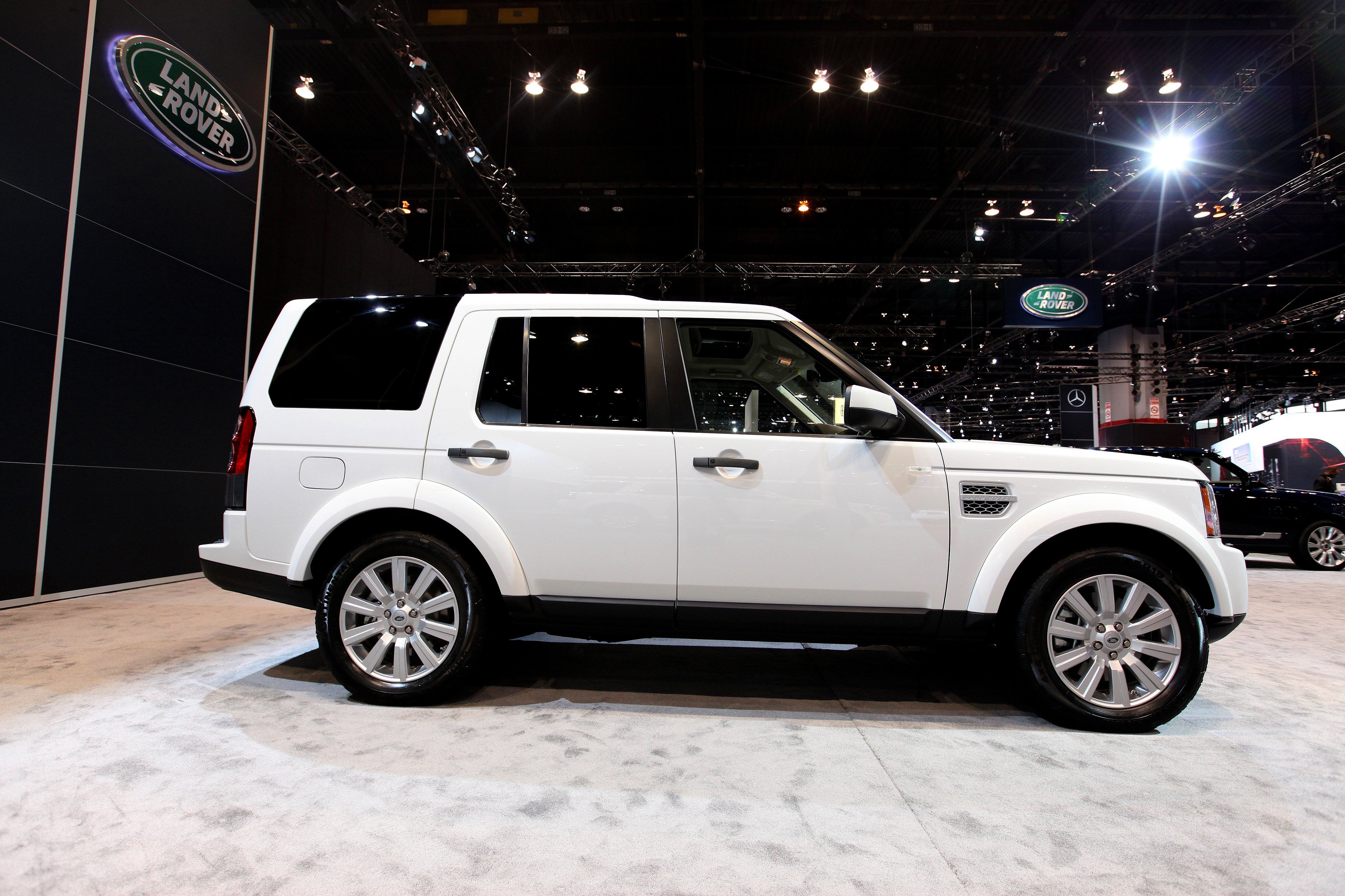 https://hips.hearstapps.com/hmg-prod/images/land-rover-lr4-at-the-105th-annual-chicago-auto-show-at-news-photo-1637268655.jpg