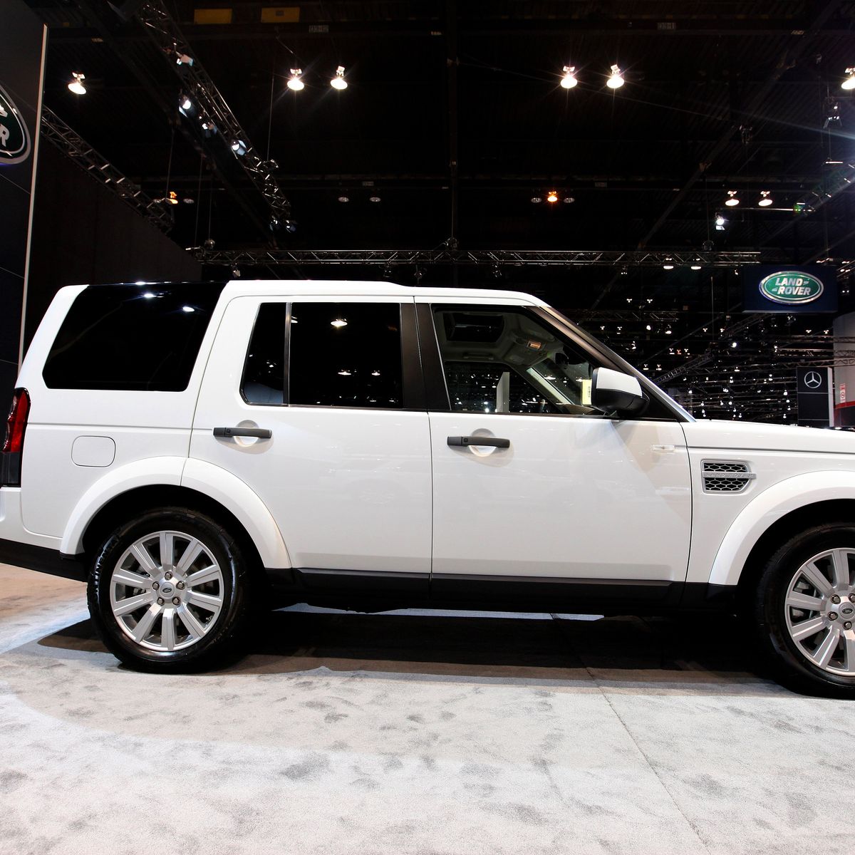 https://hips.hearstapps.com/hmg-prod/images/land-rover-lr4-at-the-105th-annual-chicago-auto-show-at-news-photo-1637268655.jpg?crop=0.66667xw:1xh;center,top&resize=1200:*