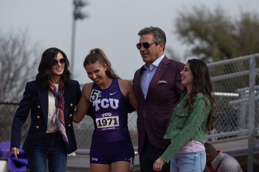 l r demi moore cami miller olarak, dani raen grace miller olarak, jon hamm monty miller olarak ve rylie rodriguez monty daughter olarak paramount'ta yayınlanan landman'ın 1. sezon 2. bölümünde fotoğraf kredisi emerson millerparamount