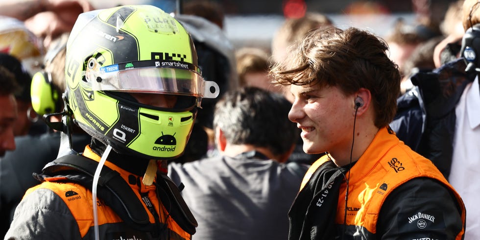Lando Norris y Oscar Piastri - GP Bélgica F1 2023 lando norris y oscar piastri dialogan durante el gp de bélgica de f1 en 2023