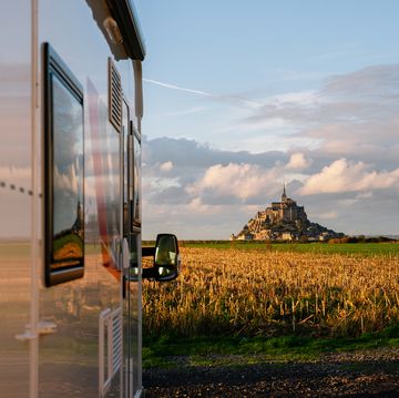 een camper met mont saint michel op de achtergrond