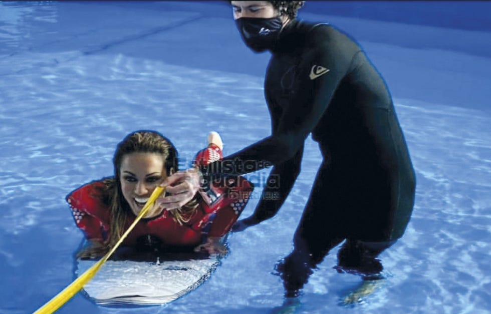 lara álvarez tiene una nueva ilusión, un instructor de surf canario