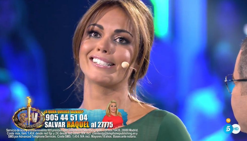 Facial expression, Television presenter, Blond, Newscaster, Fun, Smile, Newsreader, Event, Performance, News, 
