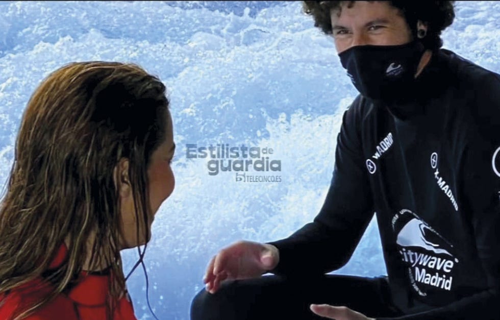 lara álvarez tiene una nueva ilusión, un instructor de surf canario
