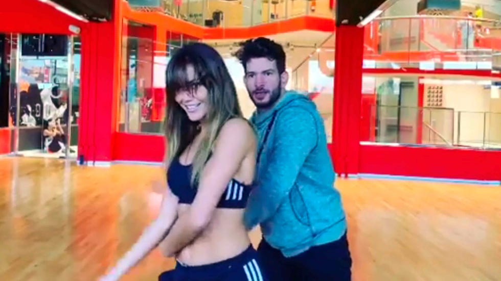 Lara Álvarez y Dani Miralles bailando