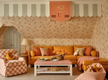 sala de estar con sofá color naranja