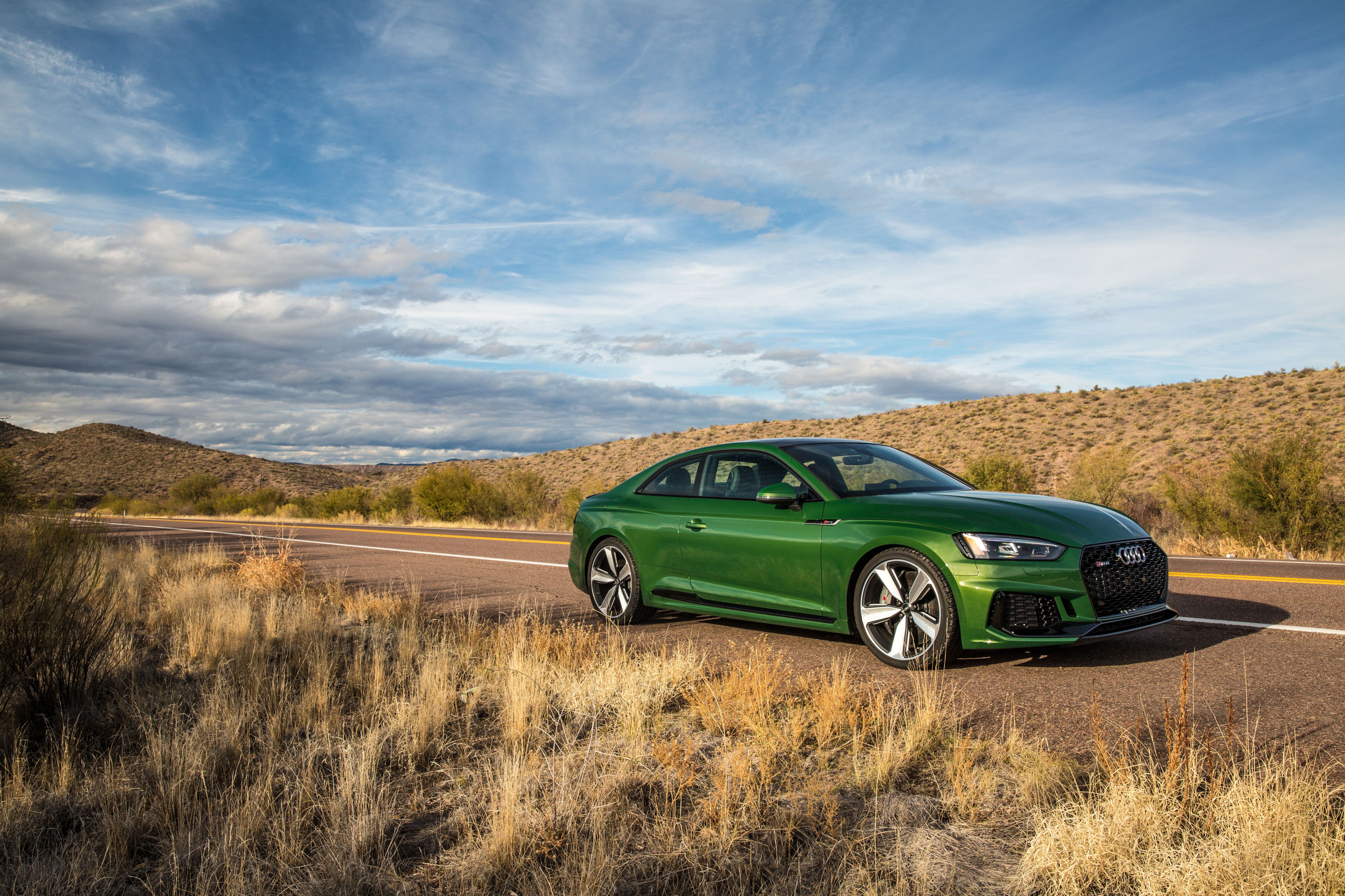 Зеленый автомобиль на дороге. Audi rs5 зеленая. Audi rs5 Coupe. HD Audi rs5. Ауди rs5 салатовая.