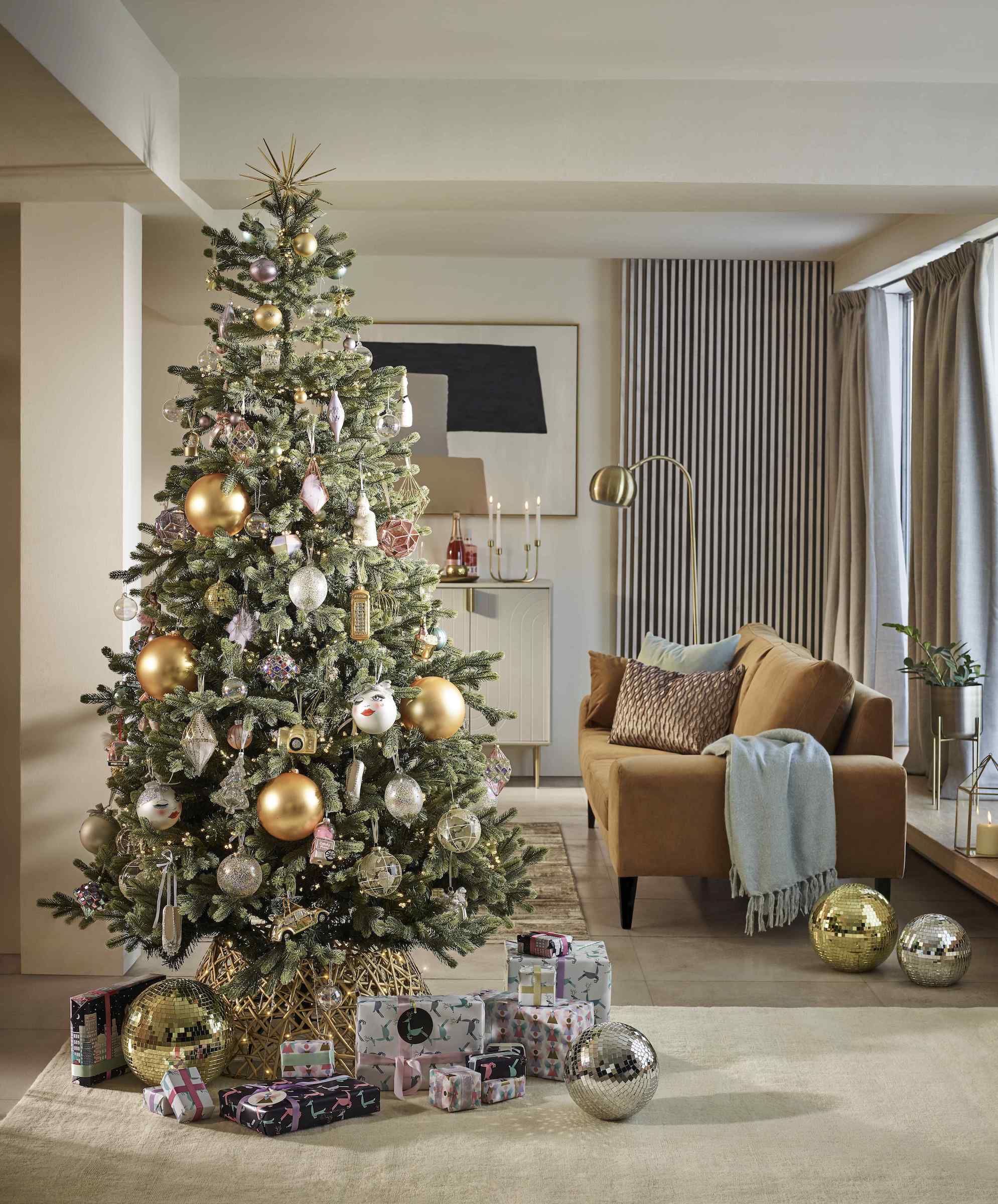 Large Christmas Decorations That Will Make A Big Statement