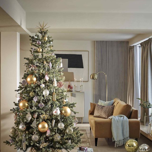 Large Christmas Decorations That Will Make A Big Statement