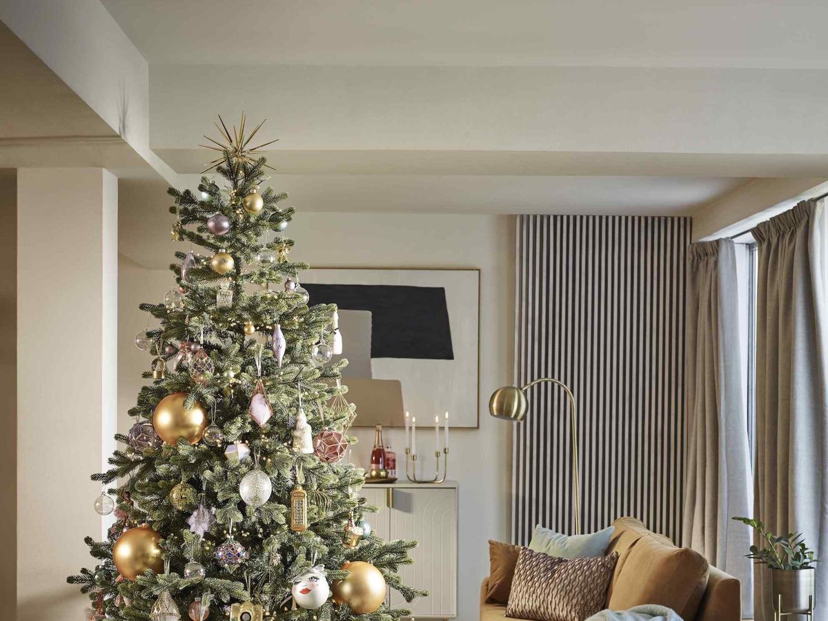 Large Christmas Decorations That Will Make A Big Statement
