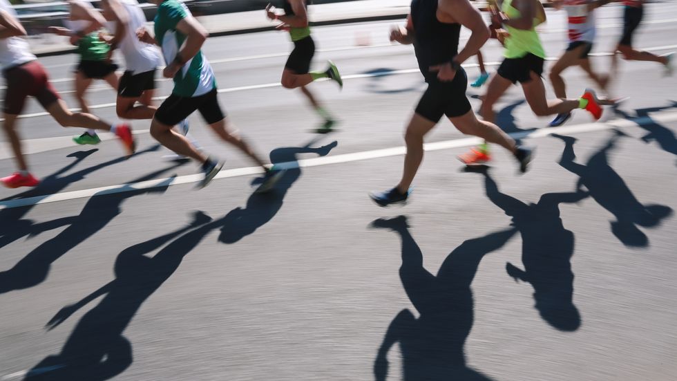 persone che corrono in strada