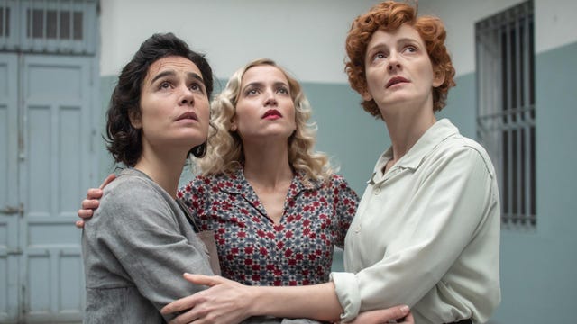tres amigas de las chicas del cable se abrazan
