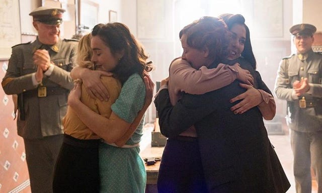 el reparto de las chicas del cable se abraza