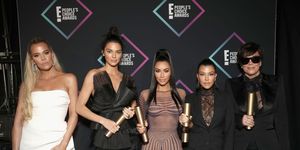 santa monica, ca   november 11  2018 e peoples choice awards    pictured l r khloe kardashian, kendall jenner, kim kardashian, kourtney kardashian and kris jenne, winners of the reality show of 2018 for keeping up with the kardashians pose backstage during the 2018 e peoples choice awards held at the barker hangar on november 11, 2018     nup185073      photo by todd williamsone entertainmentnbcu photo banknbcuniversal via getty images