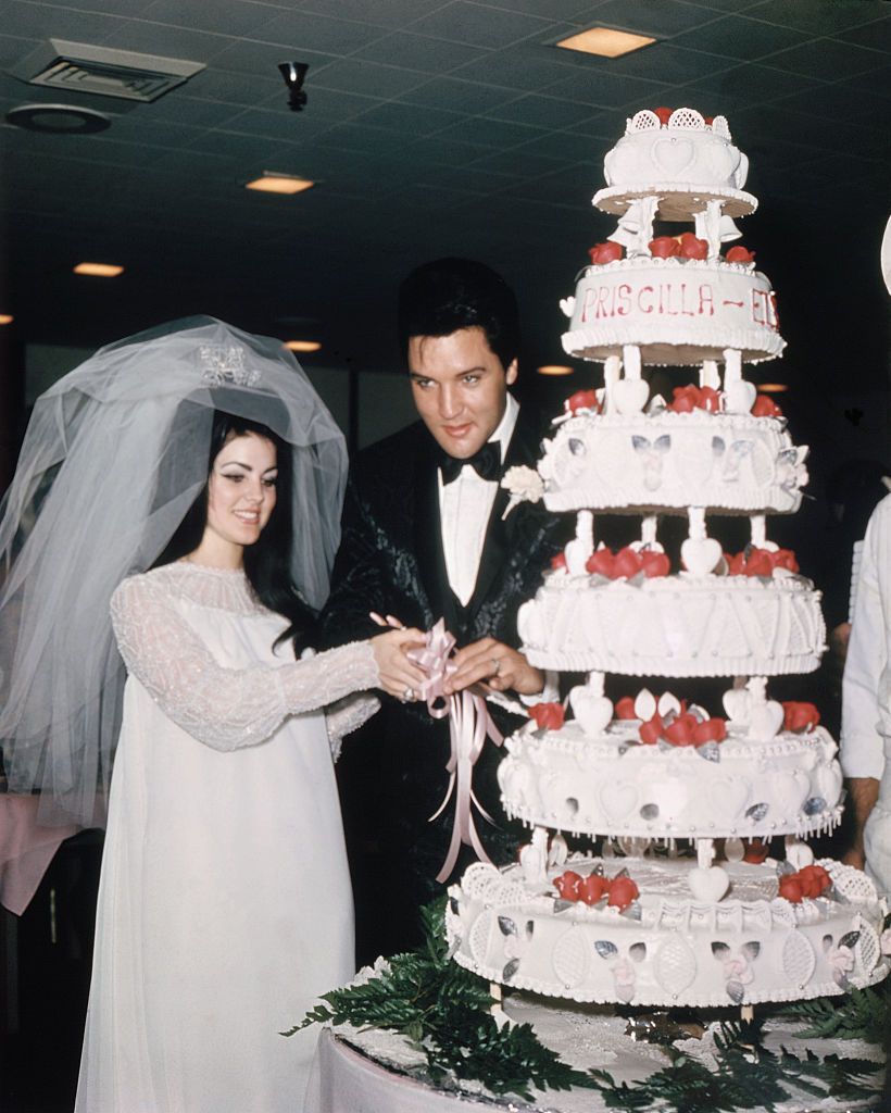 elvis and priscilla presley cutting wedding cake