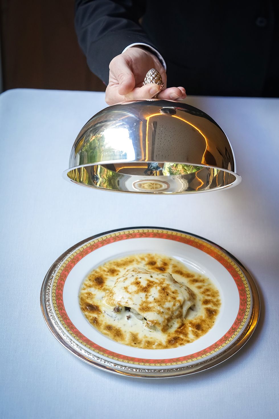 lasagna de hongos y foie gratinada al champagne, plato del restaurante zalacaín de madrid
