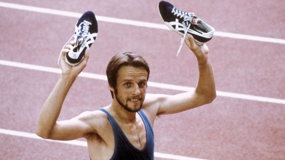 lasse viren con le asics al cielo dopo le olimpiadi di monaco﻿