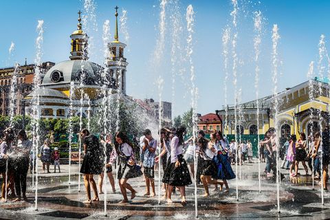 Na de laatste schooldag kunnen leerlingen stoom afgeblazen in de fontein van de Maidan het Onafhankelijkheidsplein in Kiev