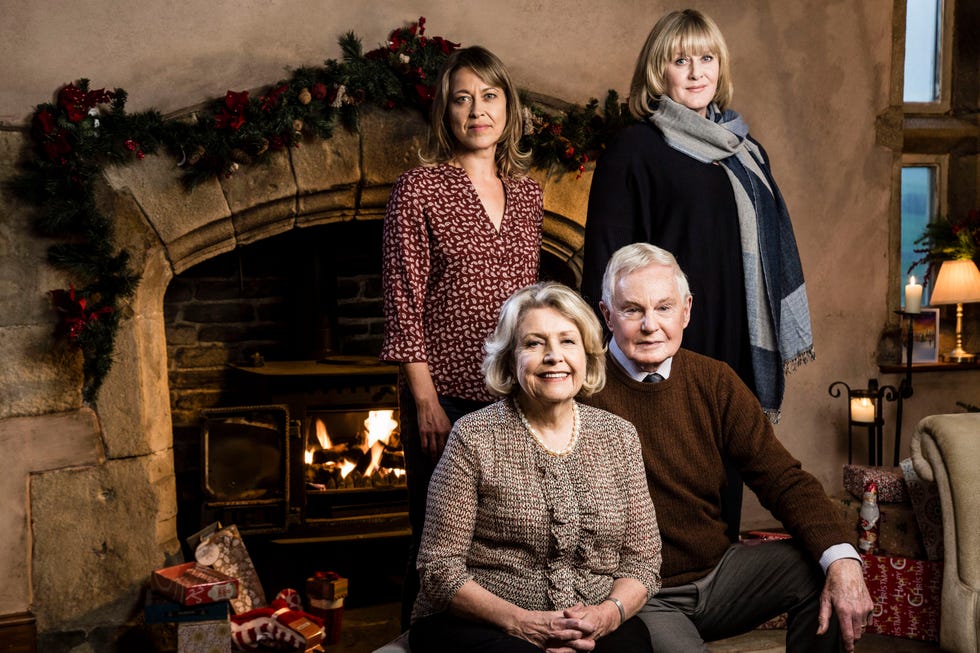 warning: embargoed for publication until 00:00:01 on 22/11/2016 programme name: last tango in halifax christmas special tx: n/a episode: generics (no. generics) picture shows: *strictly not for publication until 00:01hrs, tuesday 22nd november, 2016* gillian (nicola walker), celia (anne reid), alan (derek jacobi), caroline (sarah lancashire) (c) red productions photographer: gary moyes