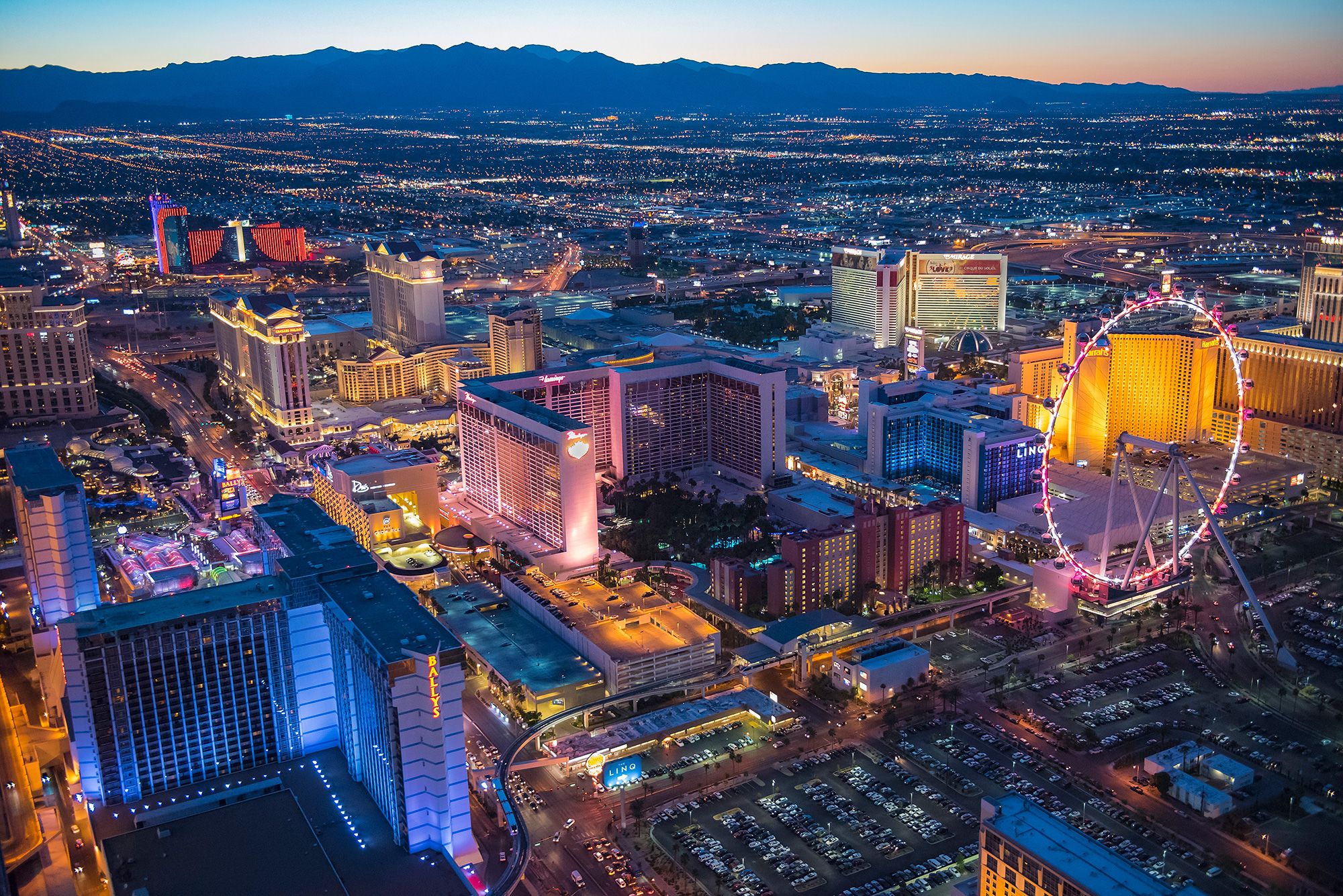 La famosa mongolfiera di Parigi sulla Strip, Las Vegas Blvd., al