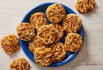 lakte cookies with toasted potato sticks and apple caramel