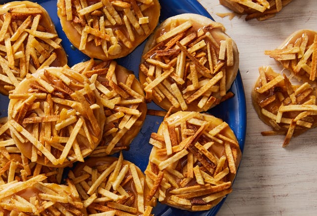 lakte cookies with toasted potato sticks and apple caramel