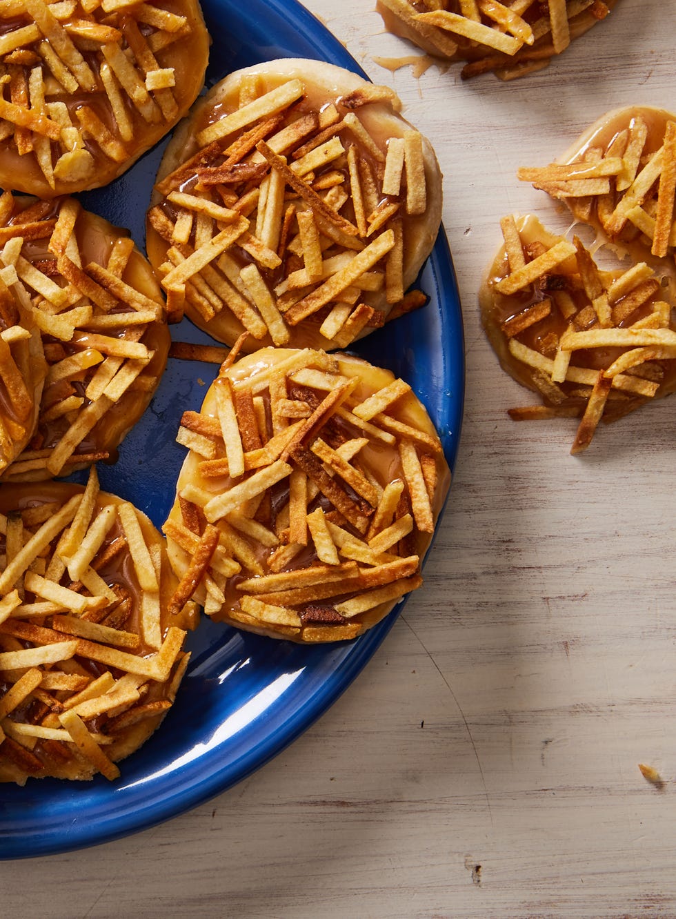 lakte cookies with toasted potato sticks and apple caramel