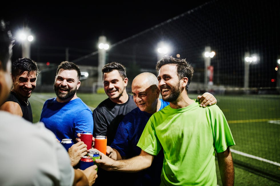 atletas brindando tras un entrenamiento