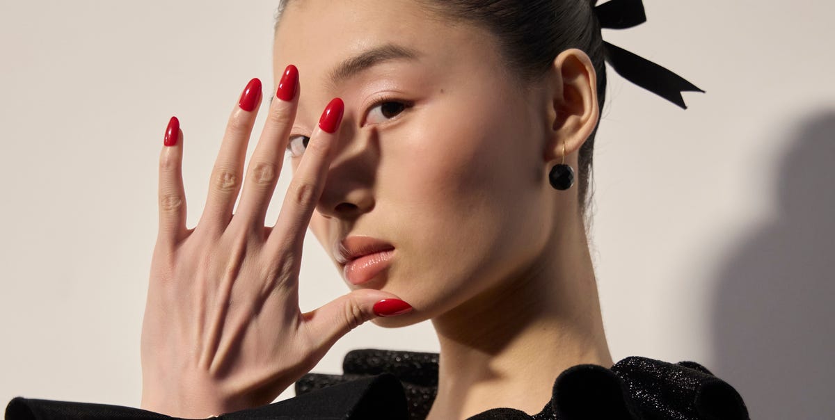 30 Festive Manicures to Get You in The Holiday Spirit